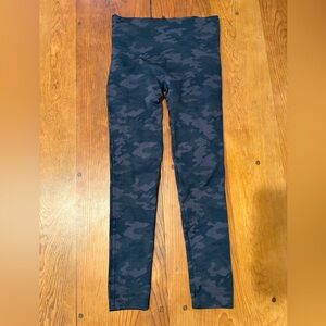 SPANX Look At Me Now Cropped Camo Seamless Leggings Women’s M Black Gray Comfort